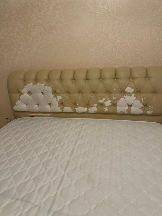 Кровать, 6 стульев и унитаз