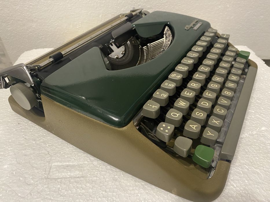 Masina de scris olympia 33 army