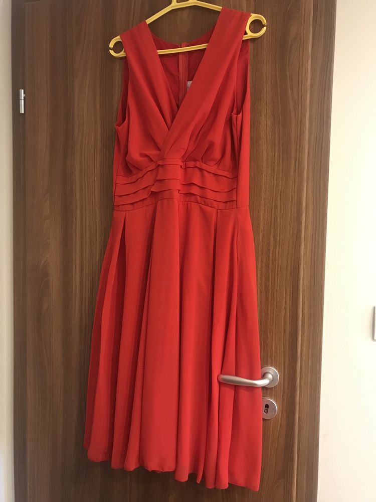 Елегантна официална раскроена рокля в червено