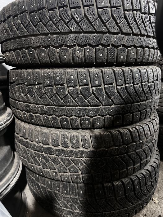 Комплек зимных шин в отличном состоянии