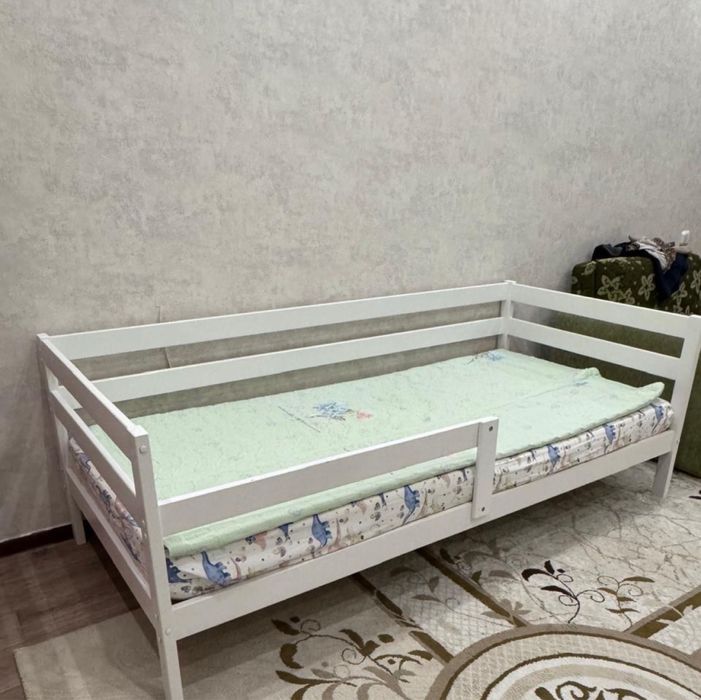 2 кровати белого цвета