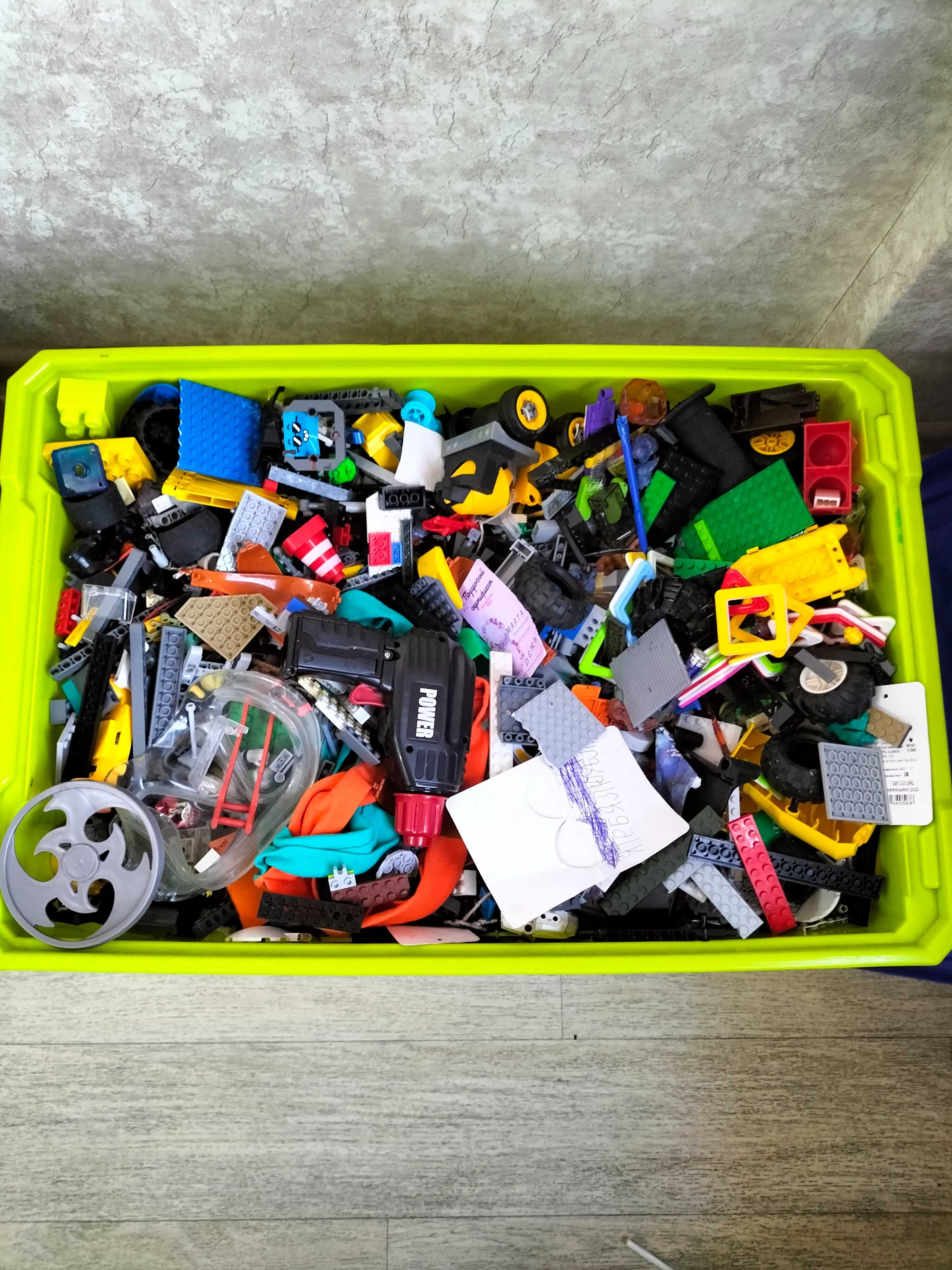 Продам большую коробку с деталями Lego