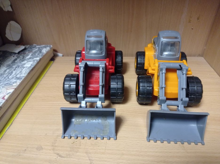 Экскаваторы красный и оранжевый