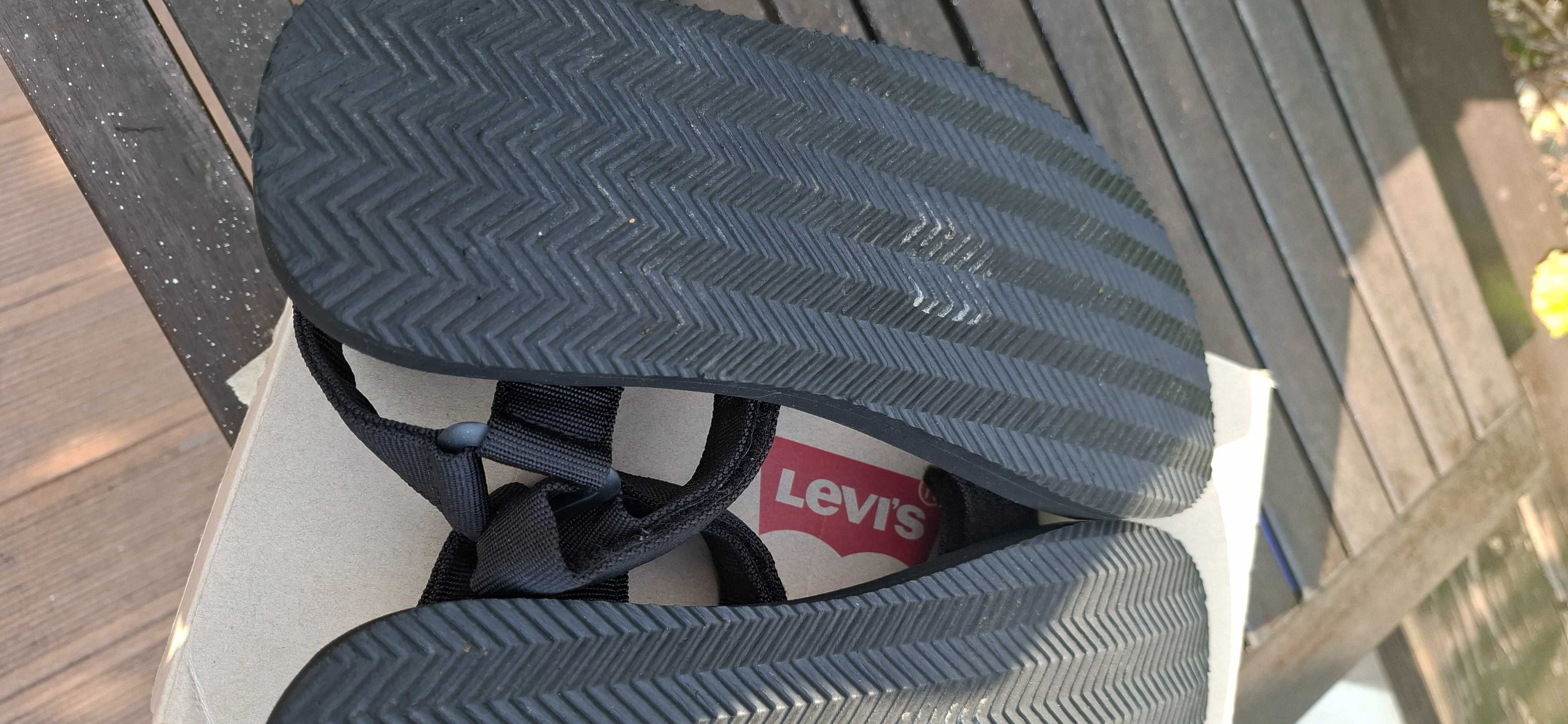 Почти нови санвали Levi`s 44