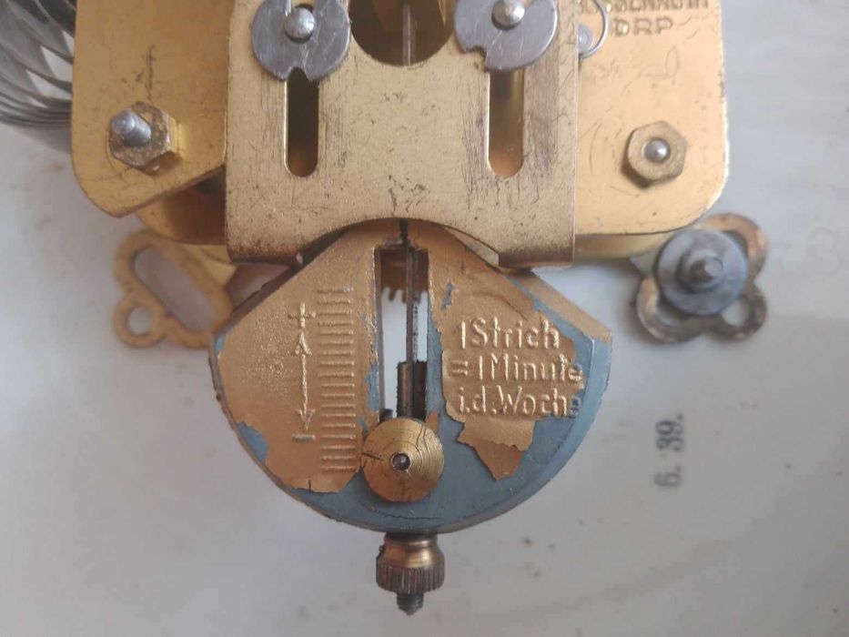 Ceas de perete cu pendul - mecanic cu rama ceramica Marea Britanie .