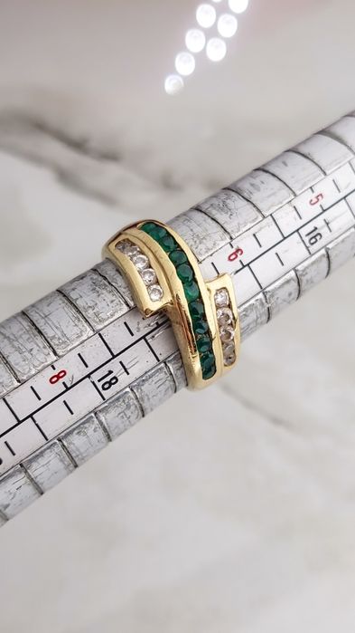 Inel de tip bypass din aur galben de 14K, cu zirconii verzi