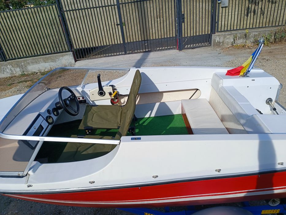 Vând barca cu motor + peridoc