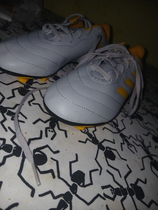 Vând ghete de fotbal adidas