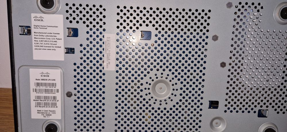 Dispozitivul este un receptor TV digital set top box marca Cisco