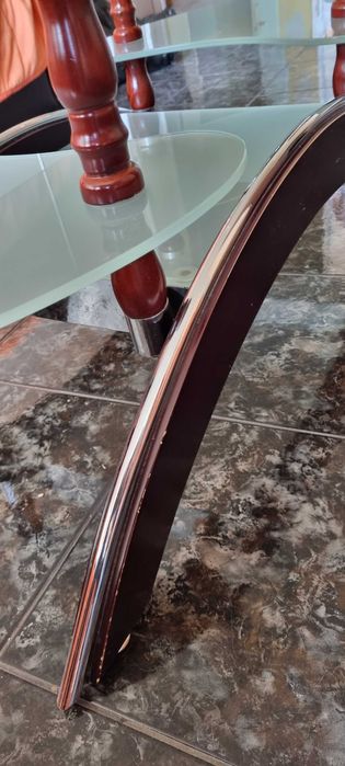 Стъклена холна маса.