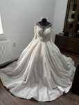 Vand rochie de mireasa marime M-L cu  doua cercuri
