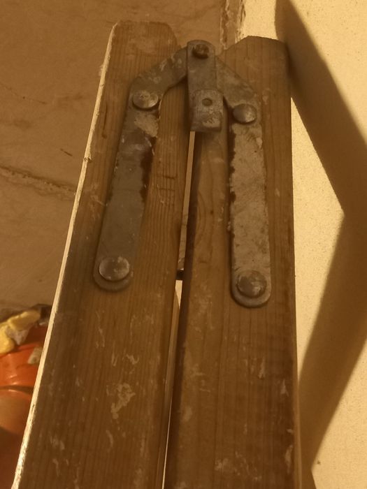 Двураменна дървена стълба