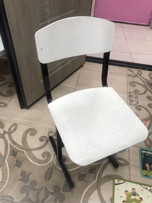 Стулья школьные и парты