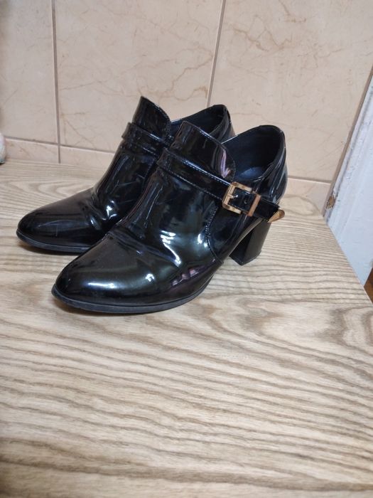 Pantofi lac marimea 38