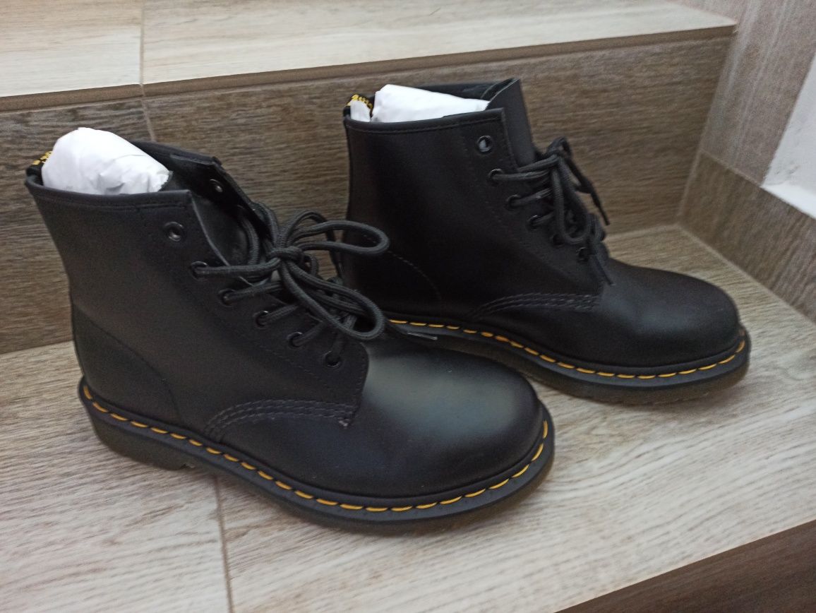Унисекс черни кожени обувки Dr. Martens 101 YS