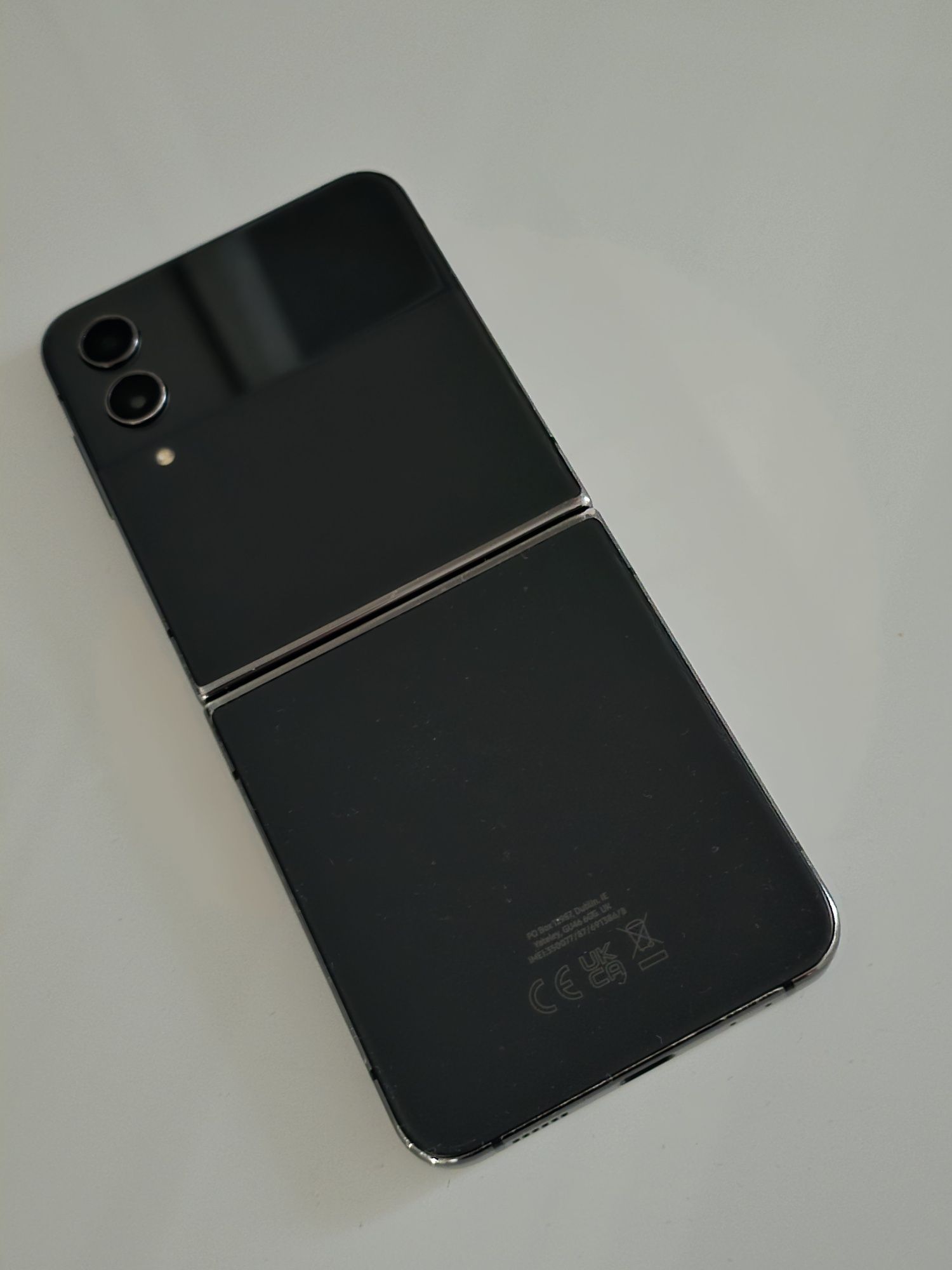 Продавам samsung flip 4 много запазена