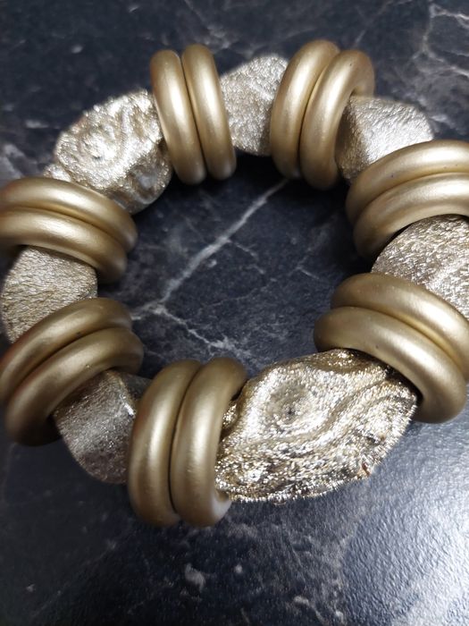 Ластична гривна златиста