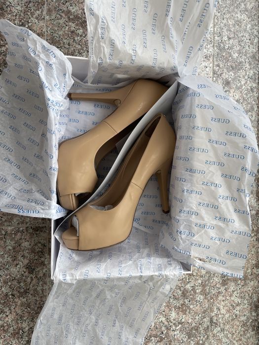 Обувки на ток Guess в цвят екрю