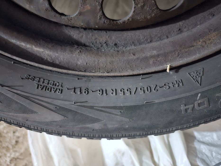 Set 4 anvelope iarnă Ford 205/55 R16 pe jante tablă + prezoane