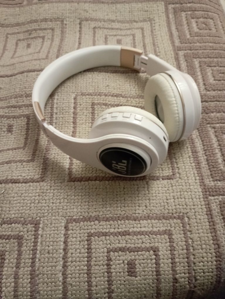 продаю наушник , беспроводной JBL T13