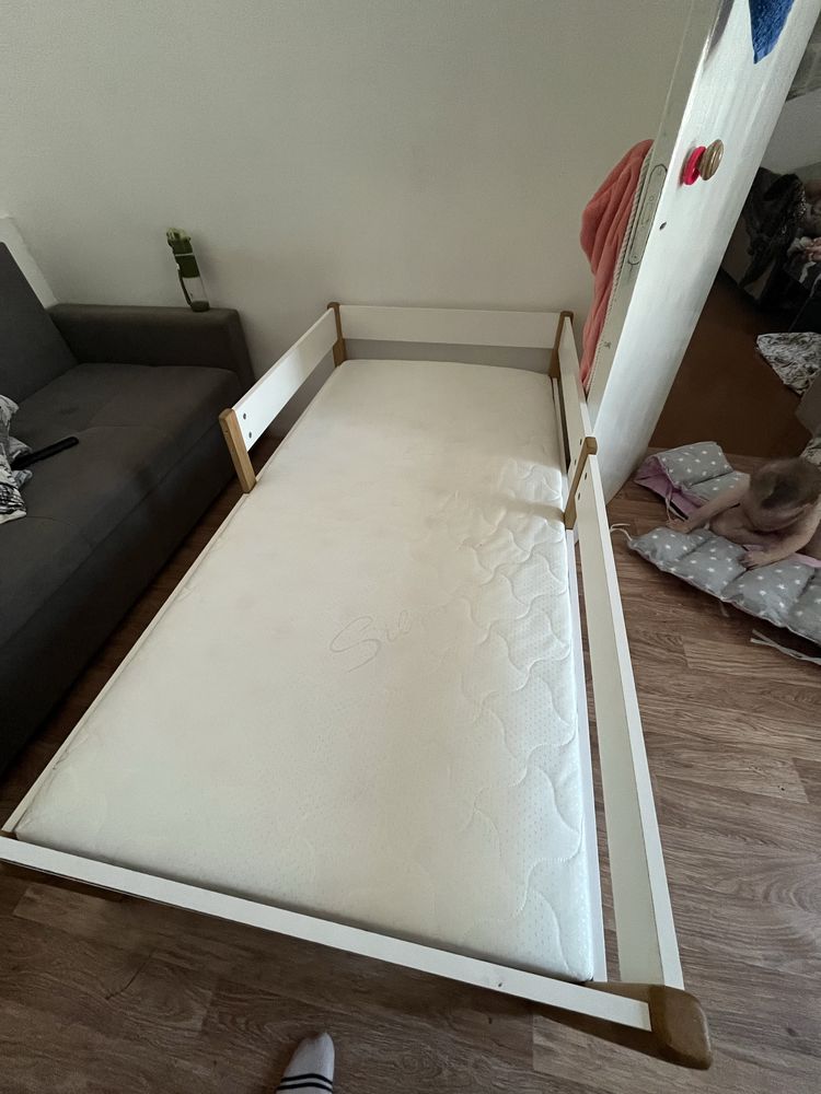 Продам кровать с матрасом