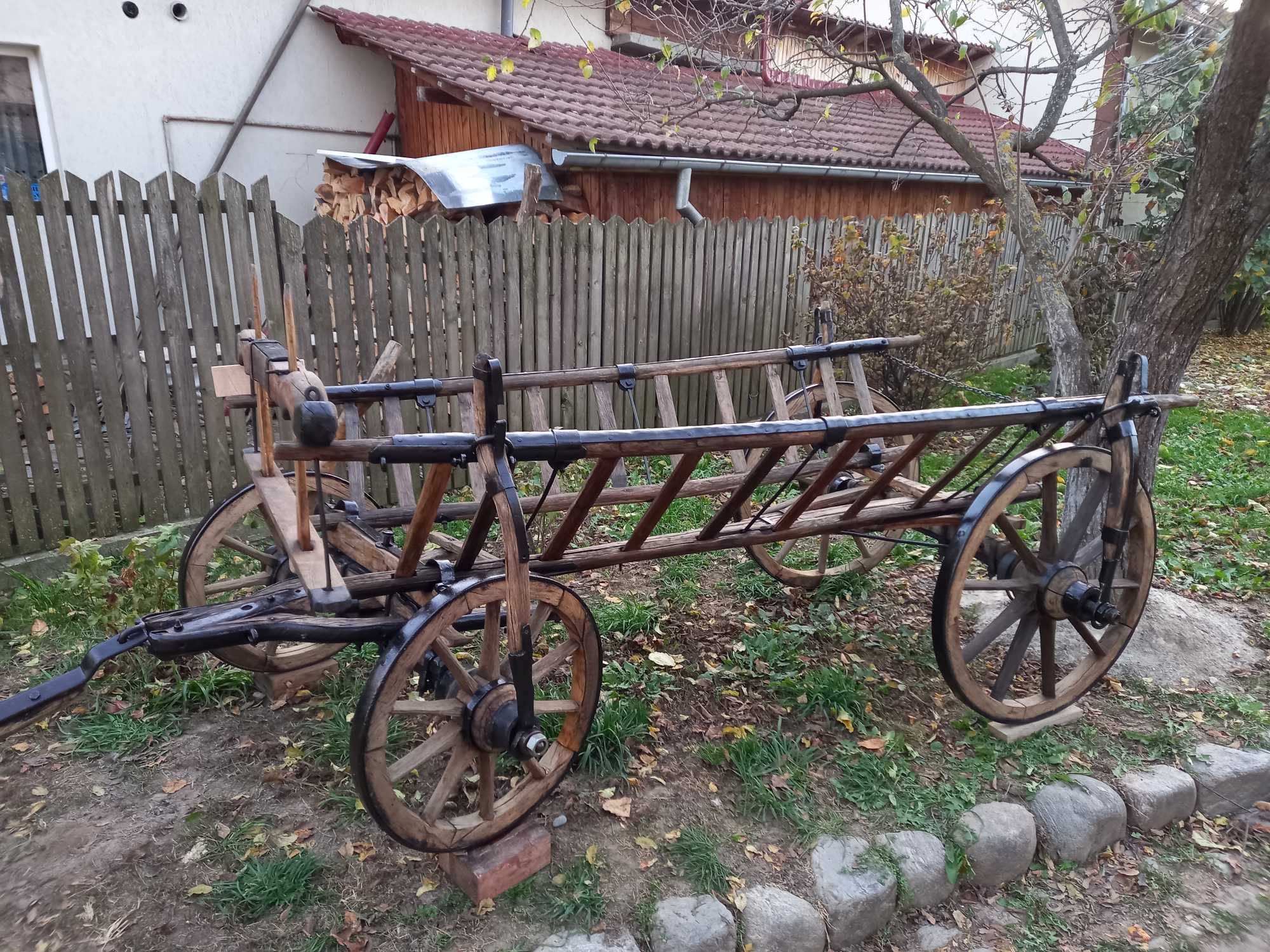 Car Rustic din lemn vechi, complet, recondiționat, decor grădină.