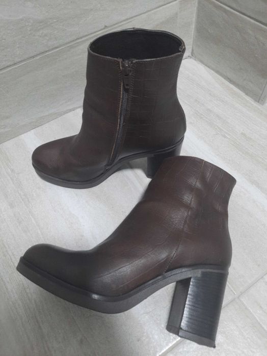 Vand / schimb botine piele