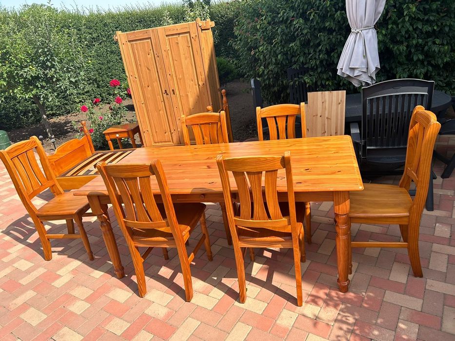 vând scaune și mese din lemn masiv