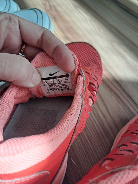 Бели детски маратонки + подарък