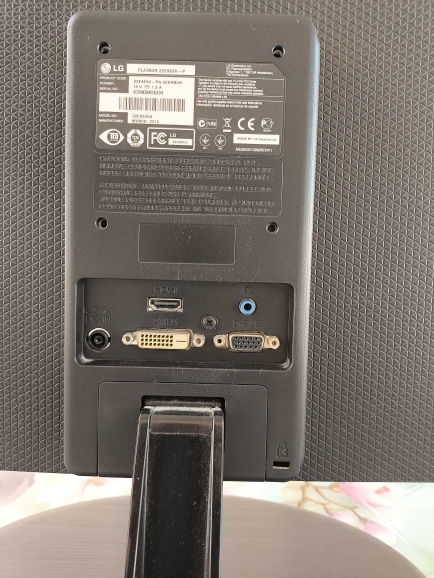 Монитор LG LED 22EA53 и клавиатура.