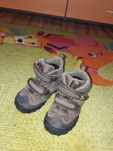 Много запазени детски обувки на geox,номер 22