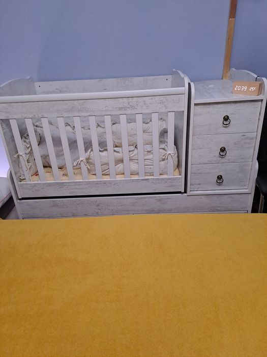 Детска кошара с люлеещ мехамизъм