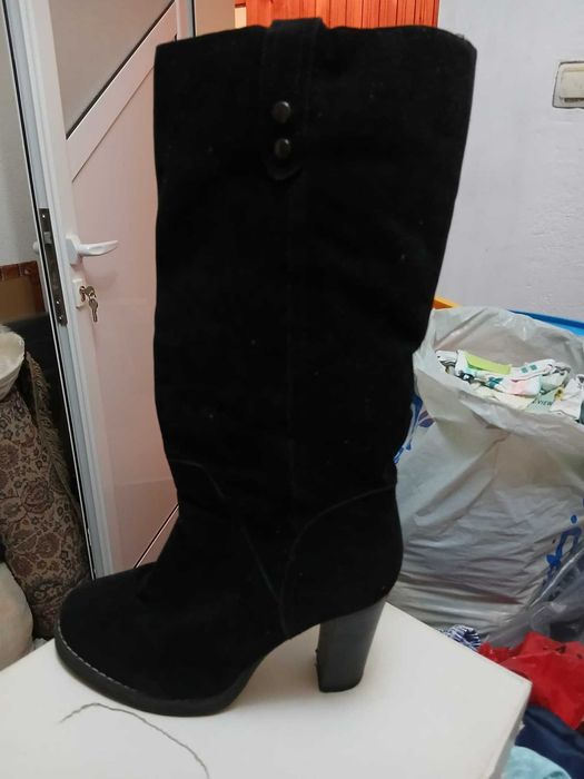 Стилни ботуши на ток