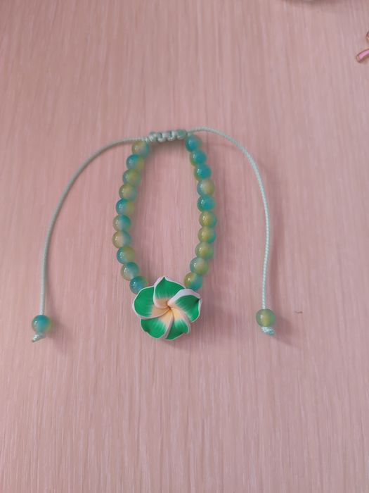 Зелена гривна с регулируем плетен конец