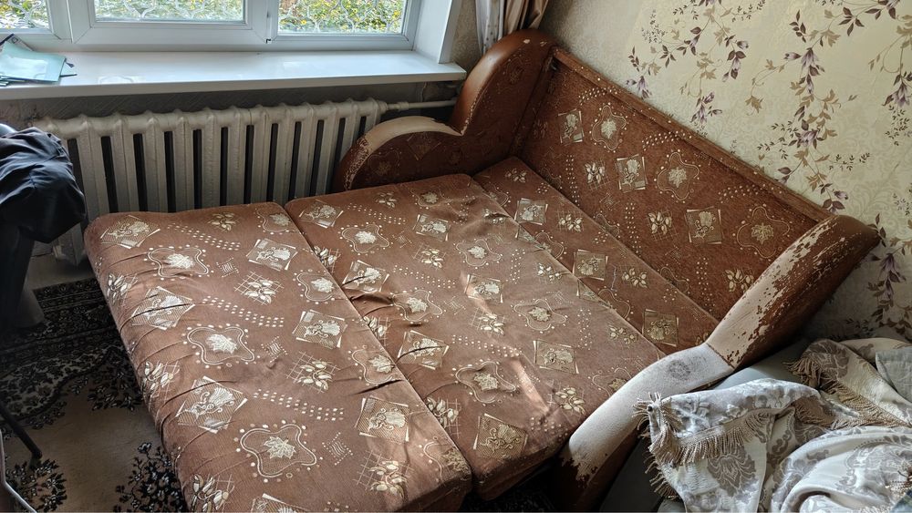 Два больших дивана с внутренними полками