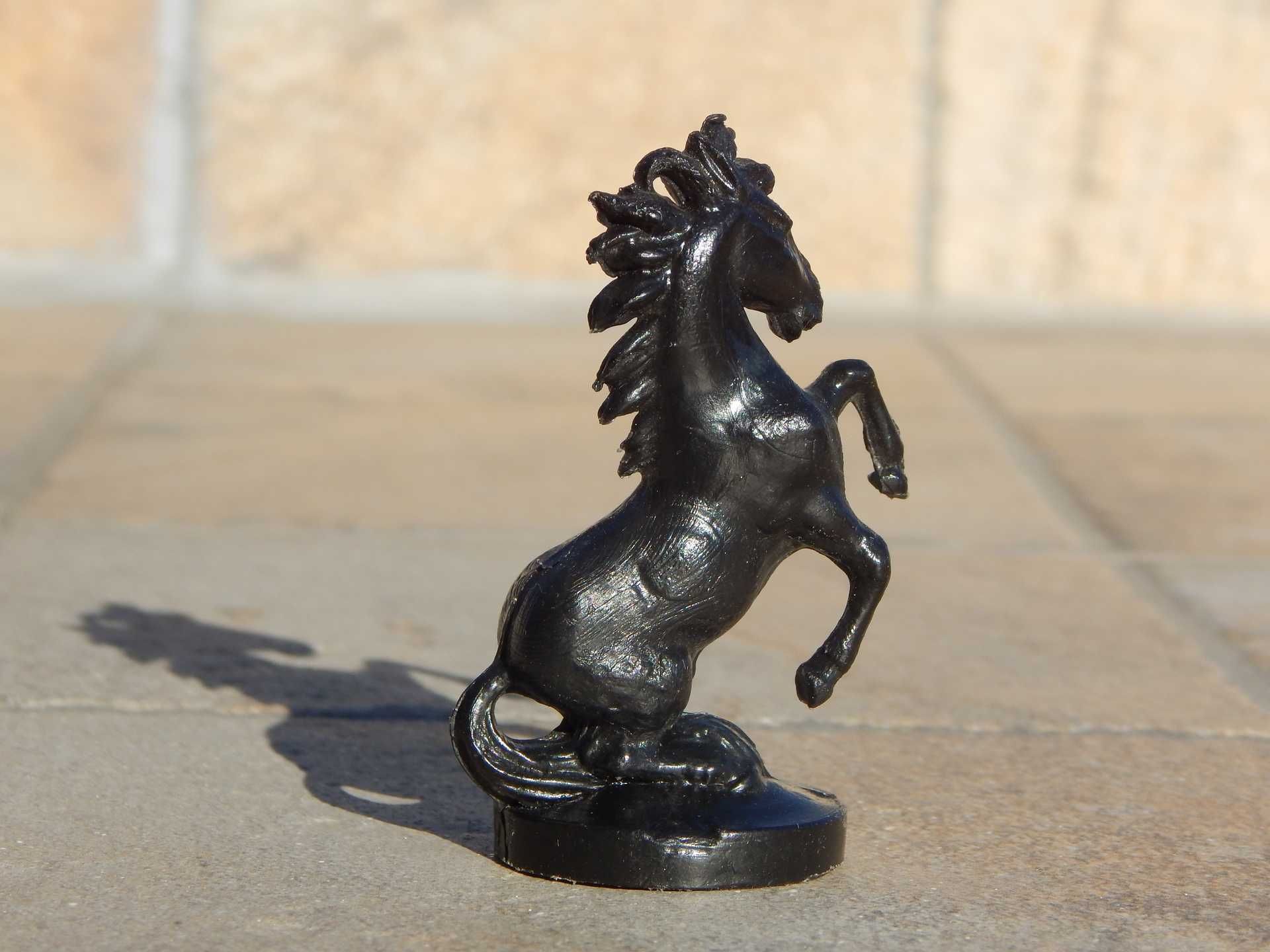 Figurina cal cabrat plastic dur negru 6.5 cm