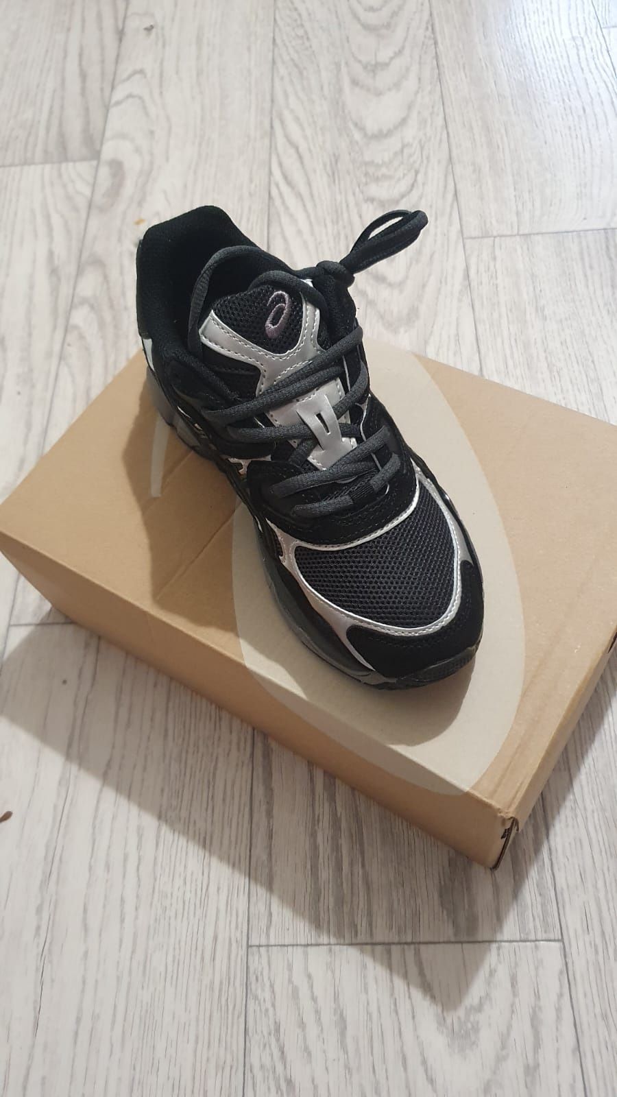 Кроссовки ASICS  40 размер