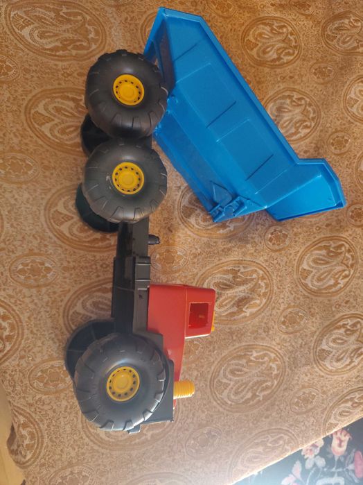 Продавам детска играчка Камионче - ново, голямо