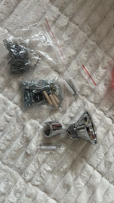 Стойка за душ, пирони и дюбели