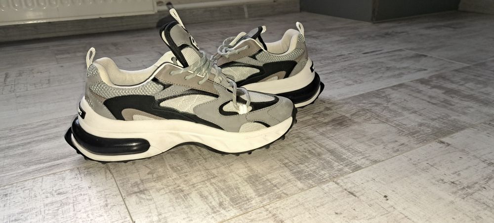 Vând adidasi dsquared2