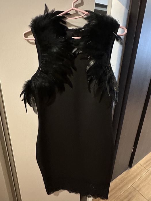 Черна елеганта рокля с пера