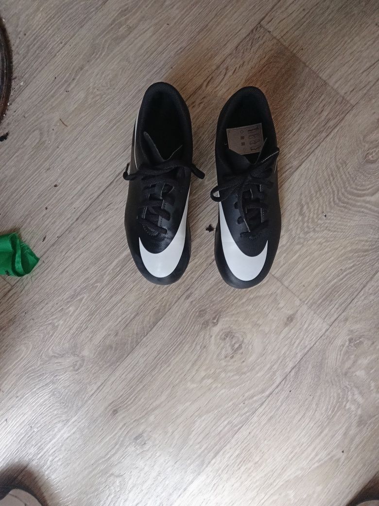 Чисто нови обувки за футбол найк