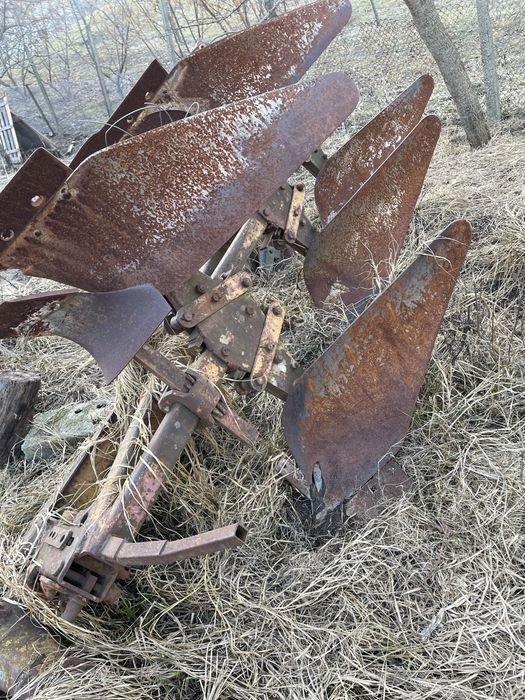 Vând plug reversibil