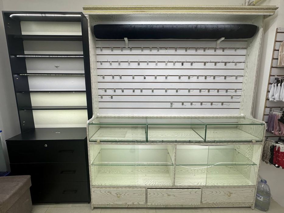 Торговая витрина для магазина срочно — стильная, с LED-светом