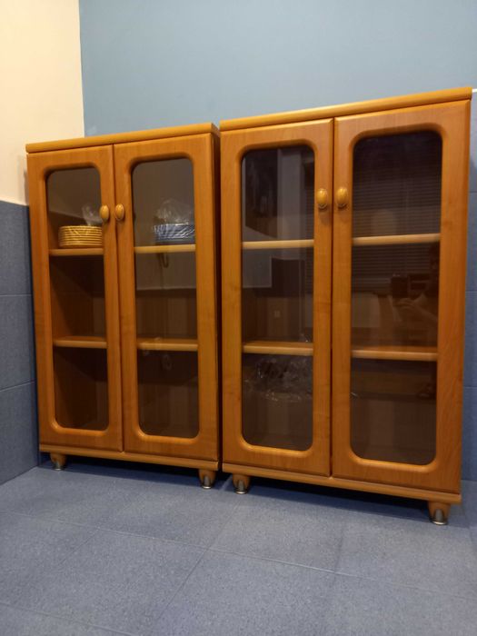 Шкаф със стъклени врати - полско производство