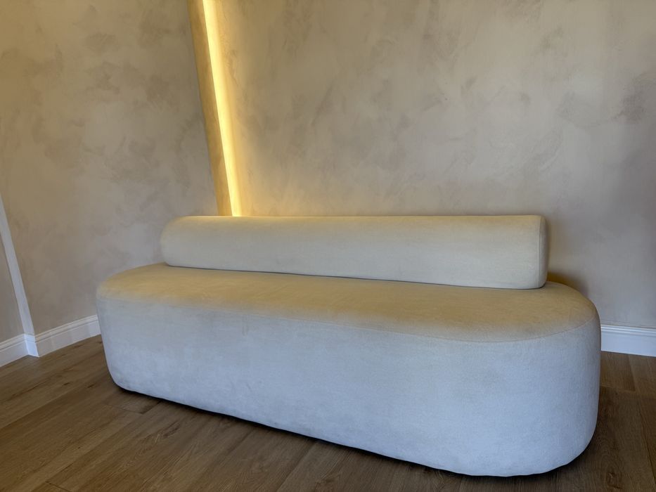 Canapea albă modernă