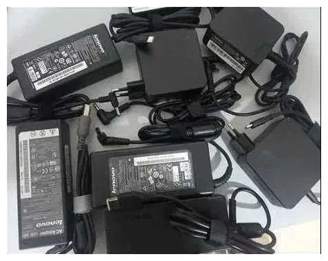Зарядка, блок питания на разные - на ноутбук Lenovo и шнур питания.