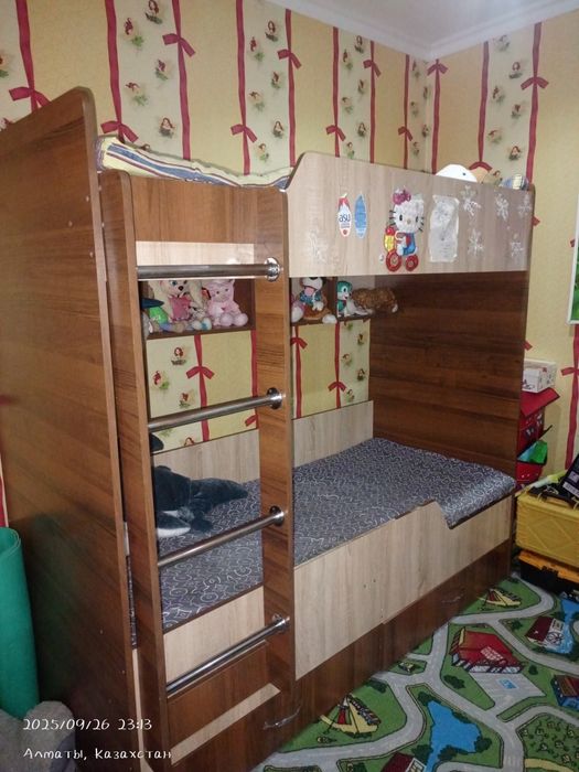 Продаются двухъярусная кровать и стол письменный