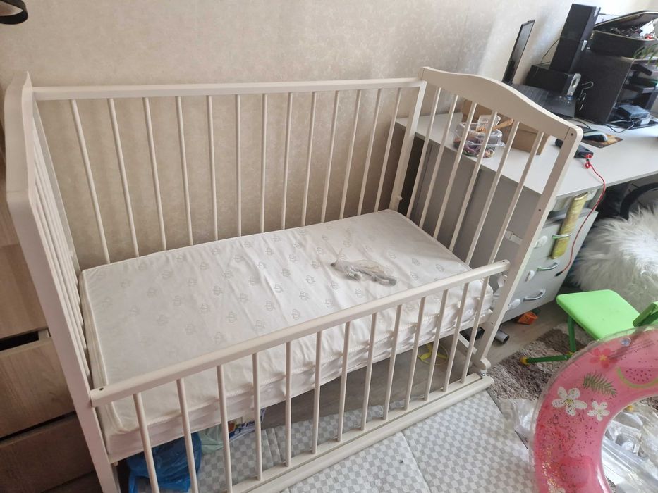 Детская кроватка, белая, с матрацем