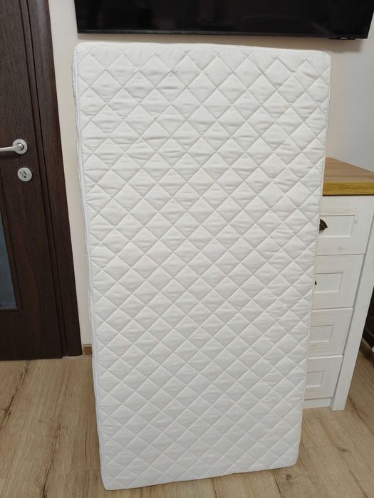 Patut din lemn masiv 120x60 cm Bria alb cu roti